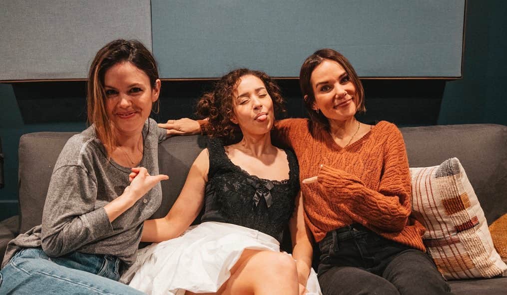 レイチェル・ビルソンのインスタグラム：「Today we have the cutest, sweetest, @pokimanelol on @broad_ideas_pod we clueless moms learned so much (that includes wob) 🤍🤍🤍 link in bio」