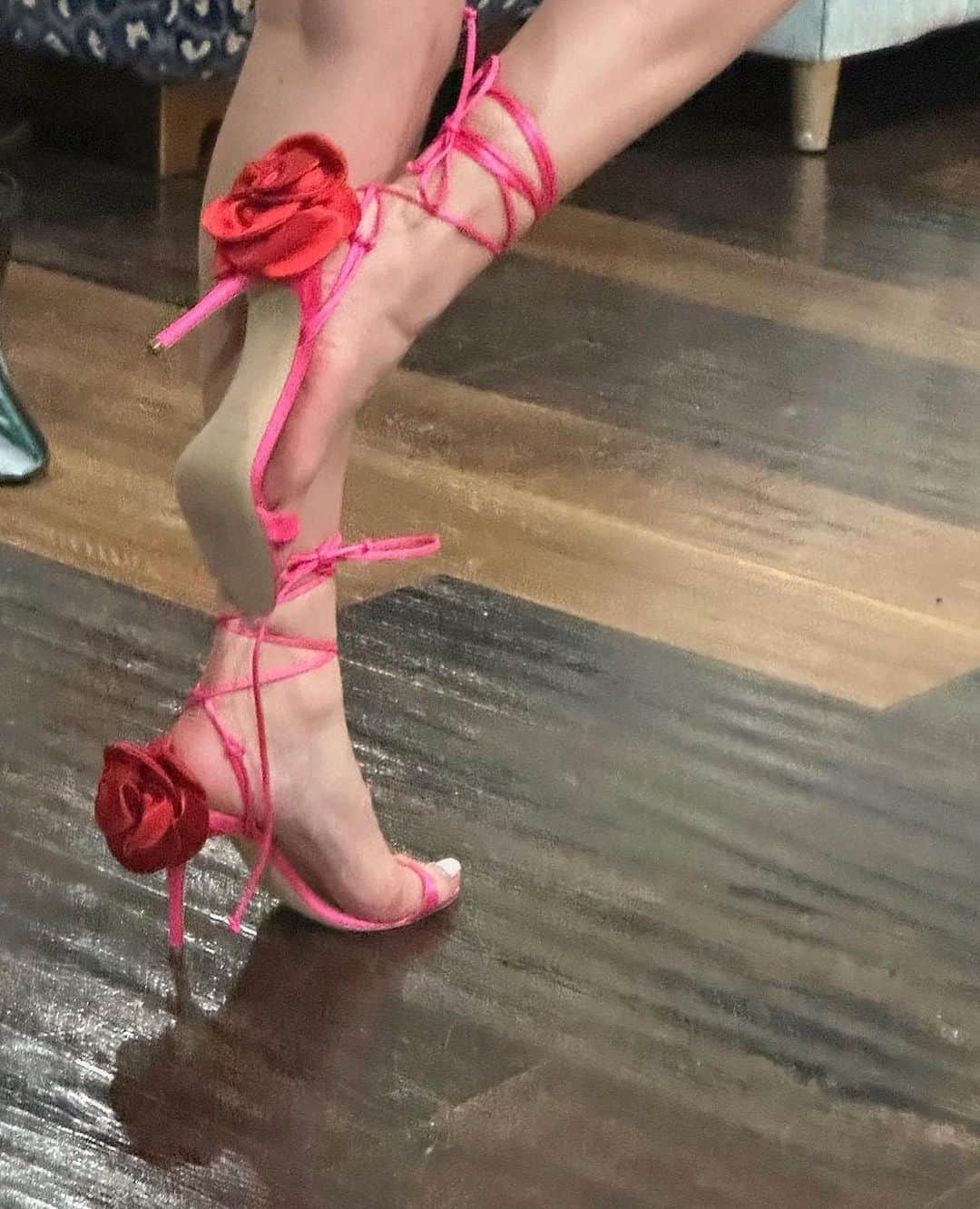 ベラ・ゾーンさんのインスタグラム写真 - (ベラ・ゾーンInstagram)「My summer shoe essential I’m in a WHOLE pink mood 💗💗」4月4日 3時36分 - bellathorne