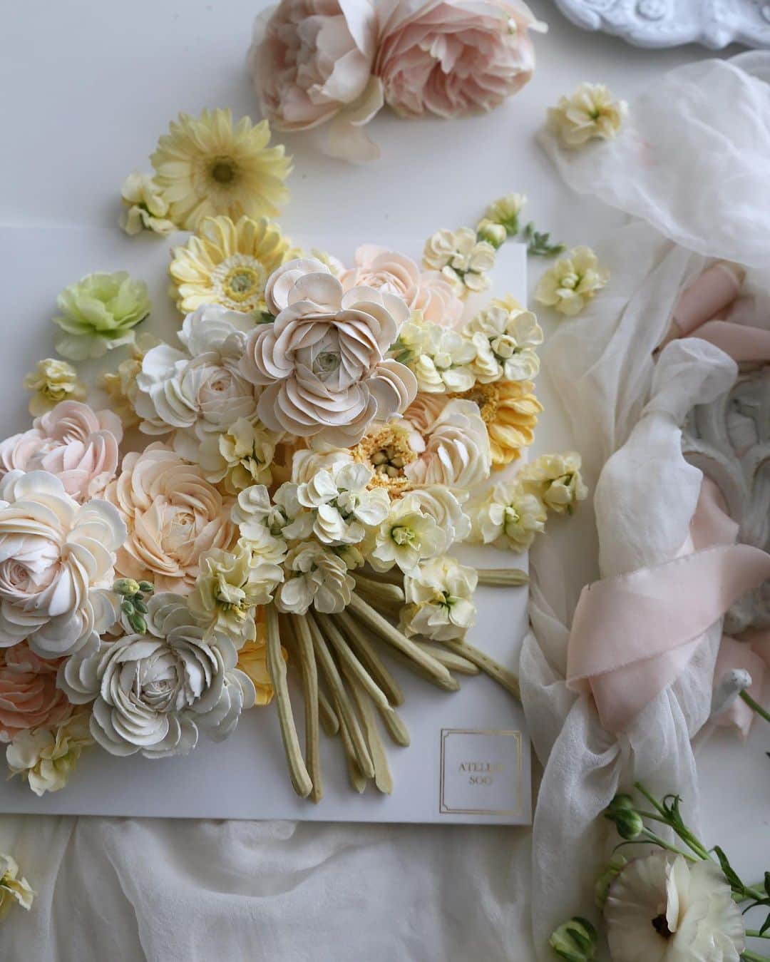 청담 수케이크 (atelier soo)のインスタグラム：「ㅡ April 💛 class arrangement  #rununculus #stock」
