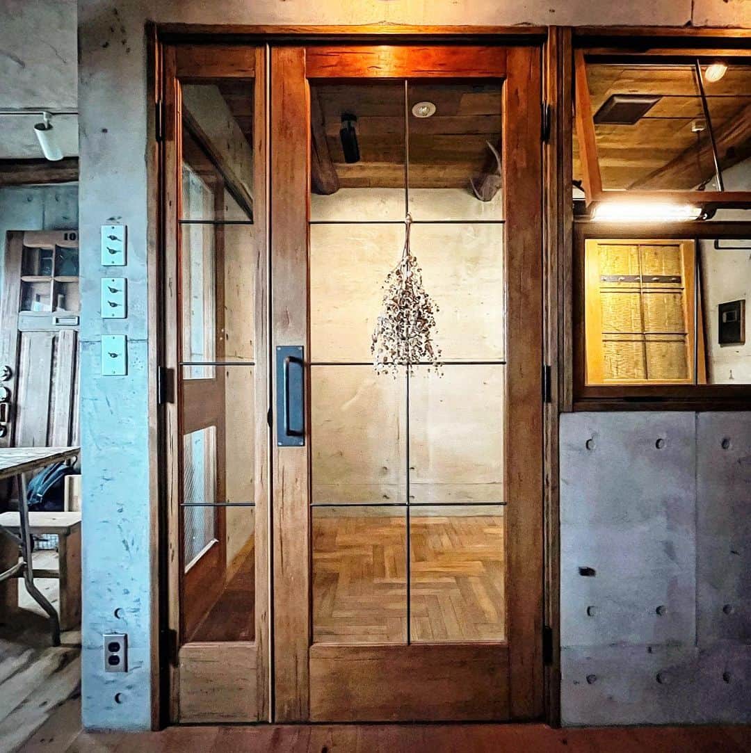 木製ドアの全国通販　ウッドデポさんのインスタグラム写真 - (木製ドアの全国通販　ウッドデポInstagram)「やっぱり鉄格子をあしらったヴンテージ仕上げのドアがお気に入りです♫ このドアを鑑賞しながら流れる時間は格別です。 #古民家リノベーション #古民家改装 #古民家再生 #木製ドア #木のドア #玄関ドア #室内ドア #アンティーク風ドア #ビンテージドア #自宅カフェ #自宅ショップ #トリミング #カフェ改装 #カスタムドア #コンテナハウス #マイホーム計画中 #新築 #店舗 #美容室改装 #リノベ #リノベーション #店舗改装 #ガレージハウス」4月4日 9時14分 - wood_depot