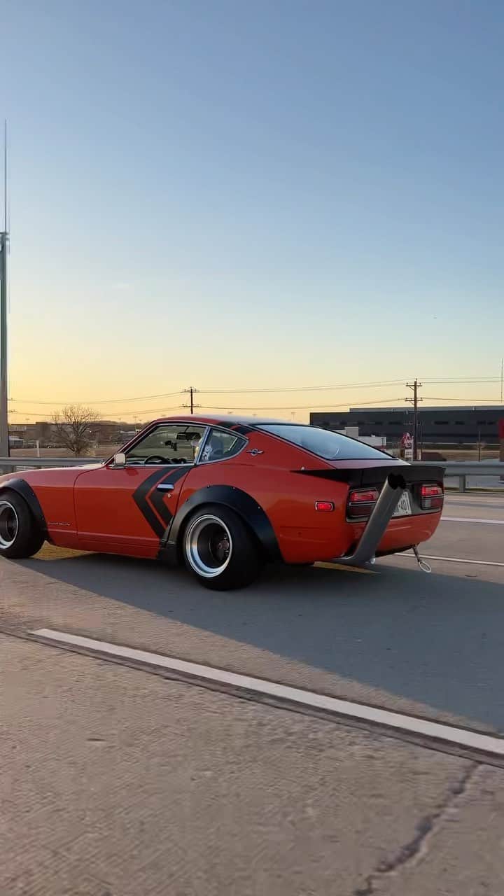 スティーブのインスタグラム：「Bosozoku style Datsun 240z spotted driving through Texas! 族車フェアレディZはアメリカを走ってところがかっこいいね」
