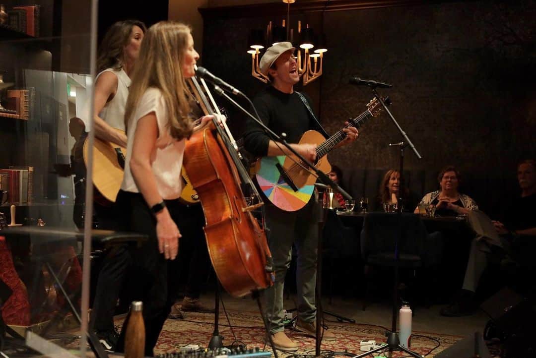 ジェイソン・ムラーズさんのインスタグラム写真 - (ジェイソン・ムラーズInstagram)「Thank you @grammymuseum for the invitation to share some songs at the first Sunday Brunch in support of the GRAMMY In The Schools education program!  📸 Courtesy of the Recording Academy™️/photos by Rebecca Sapp, Getty Images© 2023」4月4日 3時51分 - jason_mraz