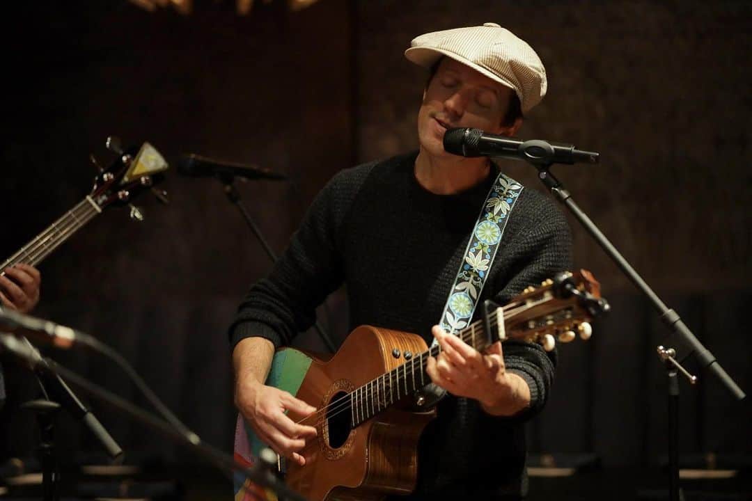 ジェイソン・ムラーズのインスタグラム：「Thank you @grammymuseum for the invitation to share some songs at the first Sunday Brunch in support of the GRAMMY In The Schools education program!  📸 Courtesy of the Recording Academy™️/photos by Rebecca Sapp, Getty Images© 2023」