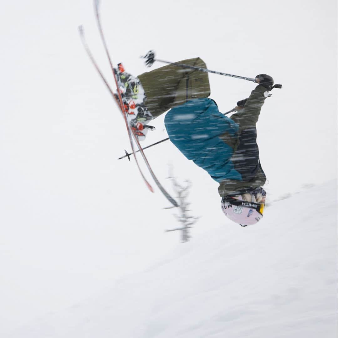 マウンテンハードウェアさんのインスタグラム写真 - (マウンテンハードウェアInstagram)「Tahoe-born and Berkeley-based skier, Lily Bradley (@bigairbradlyee) makes charging around the gnar of Palisades look casual. A rookie on last year's Freeride World Tour who took first at Kicking Horse and ended up 4th overall, Lily rides aggressively, stomps big air, and carries crystals for good luck. We're doing our own backflips that Lily is one of the newest members our MHW Team. Give @bigairbradlyee a warm welcome and a follow!   Ski Photos: @bradholmescinema on location for @themadtrees / MHW  Studio Photos: @francoislebeau for MHW」4月4日 3時44分 - mountainhardwear