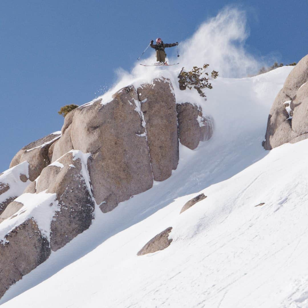 マウンテンハードウェアのインスタグラム：「Tahoe-born and Berkeley-based skier, Lily Bradley (@bigairbradlyee) makes charging around the gnar of Palisades look casual. A rookie on last year's Freeride World Tour who took first at Kicking Horse and ended up 4th overall, Lily rides aggressively, stomps big air, and carries crystals for good luck. We're doing our own backflips that Lily is one of the newest members our MHW Team. Give @bigairbradlyee a warm welcome and a follow!   Ski Photos: @bradholmescinema on location for @themadtrees / MHW  Studio Photos: @francoislebeau for MHW」