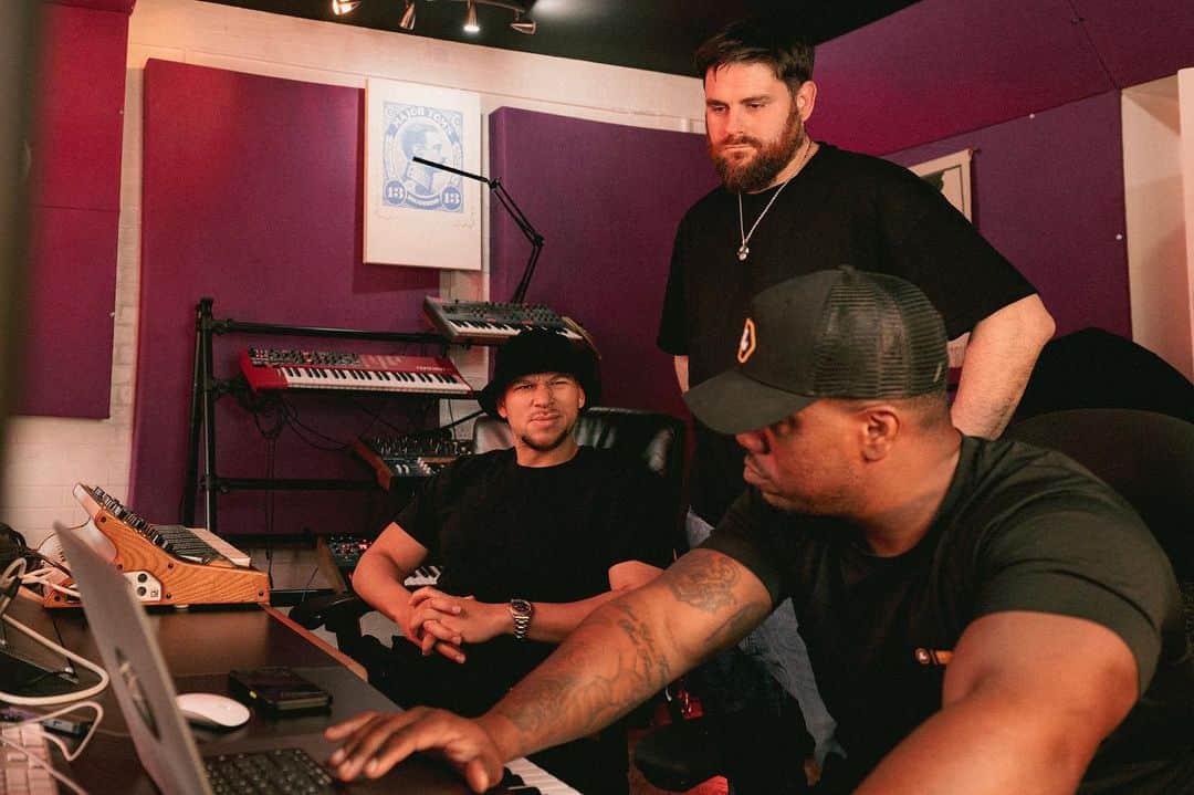 ルディメンタルのインスタグラム：「When you finally all agree that the bass line is hard enough😂 Now we just need a vocalist… tag who you think would kill it🔥」