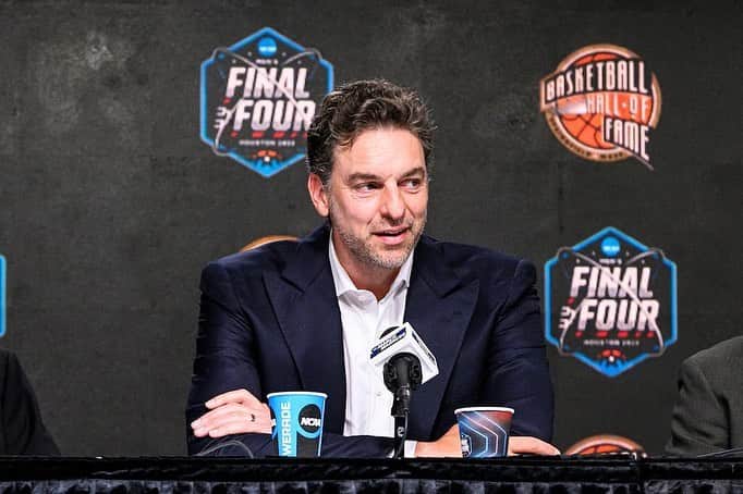 のインスタグラム：「What an unbelievable honor!! So many amazing moments during these last few days in Houston and Dallas with my new family. I’m beyond thankful and humbled to be in the @hoophall! #HOF2023Class   ¡Qué honor tan increíble! Hemos disfrutado de muchos momentos maravillosos estos días en Houston y en Dallas con mi nueva familia. No puedo estar más agradecido y orgulloso de ser un nuevo miembro del Salón de la Fama!」