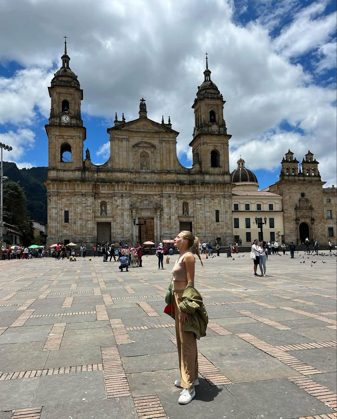 ダヤナ・ヤストレムスカさんのインスタグラム写真 - (ダヤナ・ヤストレムスカInstagram)「Bogotá walk 😍🦖✨」4月4日 4時02分 - dayana_yastremskay