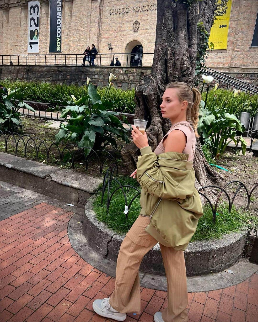 ダヤナ・ヤストレムスカさんのインスタグラム写真 - (ダヤナ・ヤストレムスカInstagram)「Bogotá walk 😍🦖✨」4月4日 4時02分 - dayana_yastremskay
