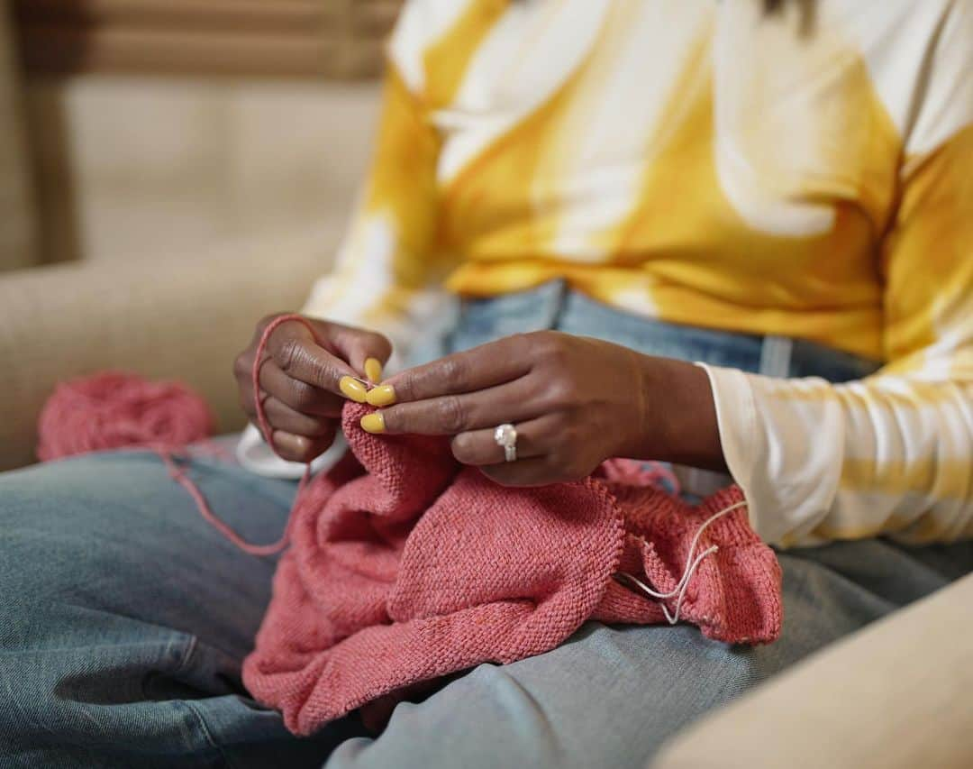 ミシェル・オバマさんのインスタグラム写真 - (ミシェル・オバマInstagram)「In knitting, when you create the first stitch of a new project, you cast on. When an item is finished, you bind off. Both of these actions, I've found, are incredibly satisfying bookends of something manageable and finite.  Knitting has truly become one of my favorite pastimes, and I’ve enjoyed the feeling of slowing down and creating something from hand. I know so many of you are knitters – I’d love to see something you’ve proudly made and hear why you enjoy knitting so much. Use #TheLightWeCarry so I can see your posts! 🧶」4月4日 4時02分 - michelleobama