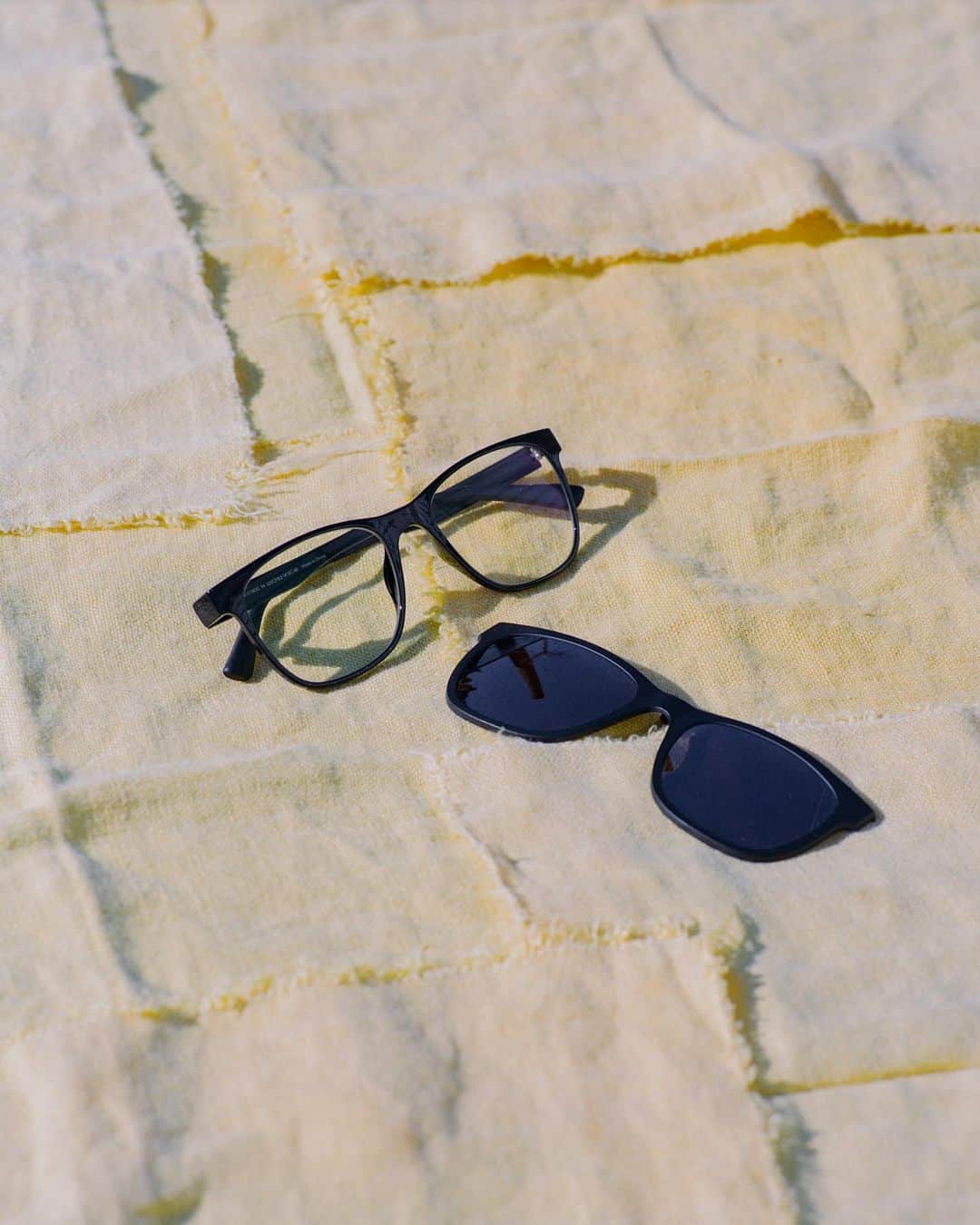JINSのインスタグラム：「Prepare for Spring with Switch. Sunnier months are right around the corner. Grab a pair of JINS SWITCH clip-on sunglasses and get ahead of the glare.  Photos by @marco_galloway」