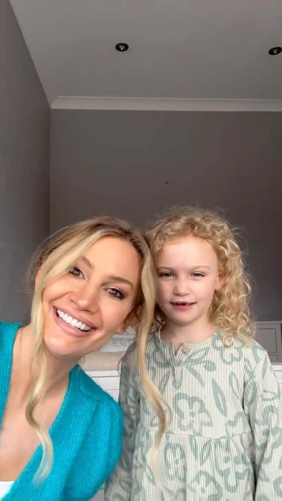 Anna Sacconeのインスタグラム：「Interview with my 6 year old! 🥰💖 #alessiafrancesca #sacconejolys #motherdaughter #momlife #momof4 #mumof4 #4kidsmama #3rdchild」