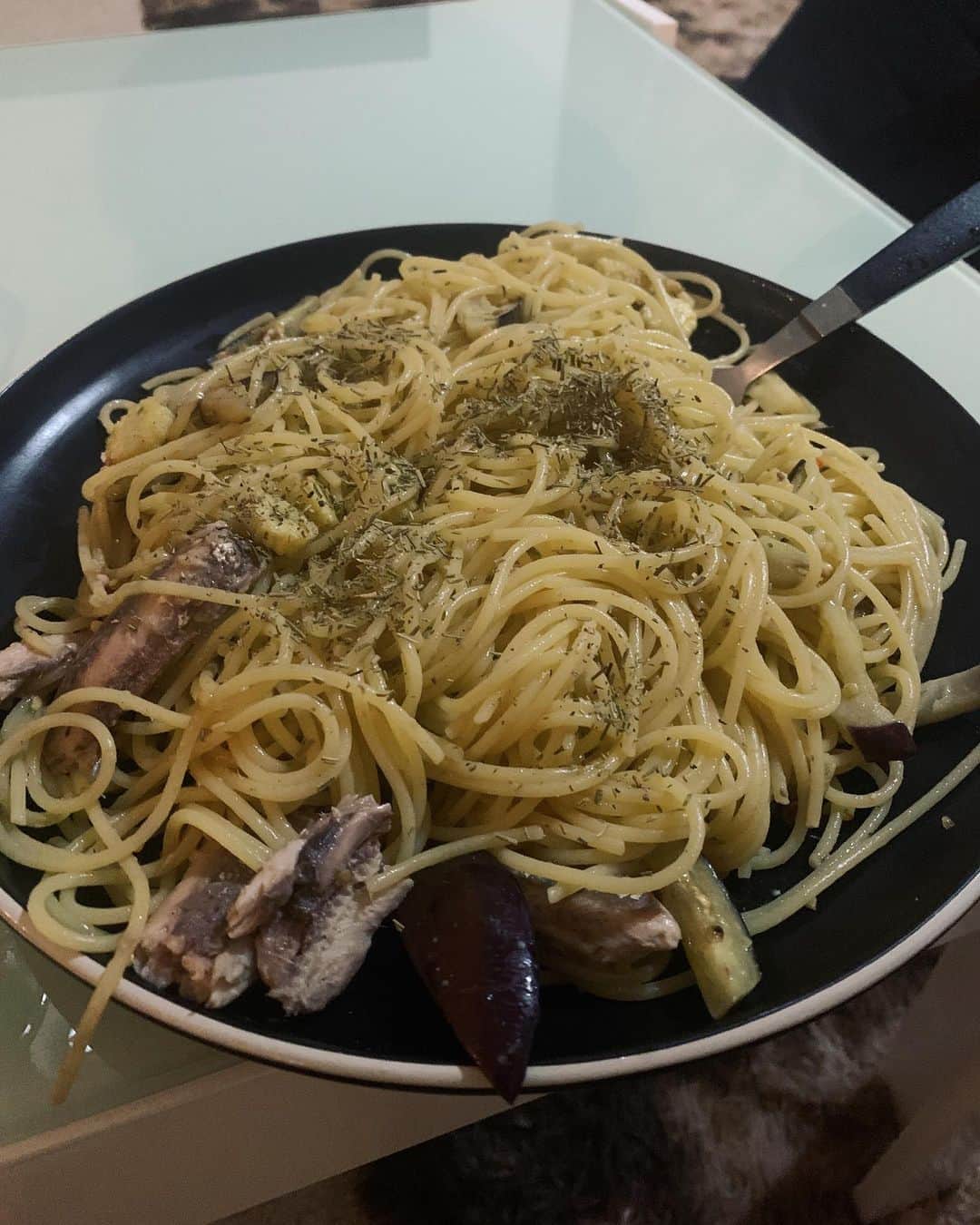 DJ MEGURUのインスタグラム：「普段料理しない人が料理するとこうなる。  #これで一人前 #節約旅 #ドバイ #海外旅行 #世界一周 #バックパッカー #旅好き #男飯 #分量が測れない #dubai #驚きの節約術」