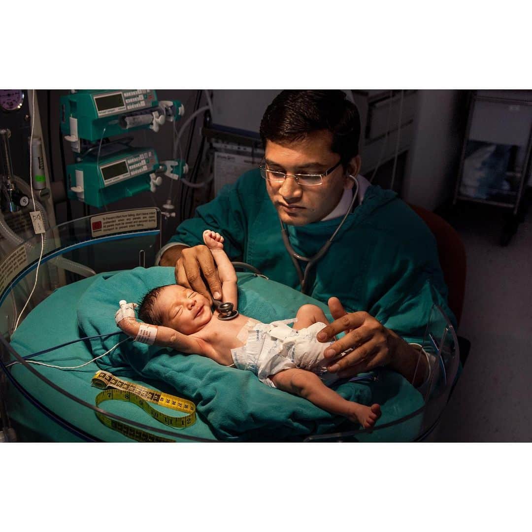 スティーブ・マカリーのインスタグラム：「Due to the efforts of doctors and nurses, a premature baby wins the battle to survive and appears to raise its tiny hands in celebration. Jaipur, India, 2008.」