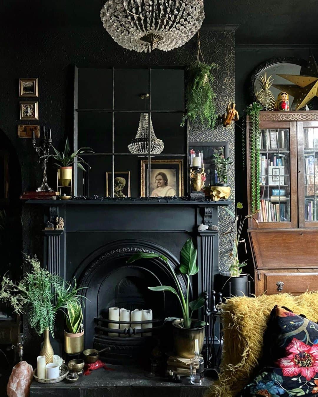 MT DOMAINEのインスタグラム：「Dark interiors with a lovely fireplace.  (Via @itsonlytaken10years)」