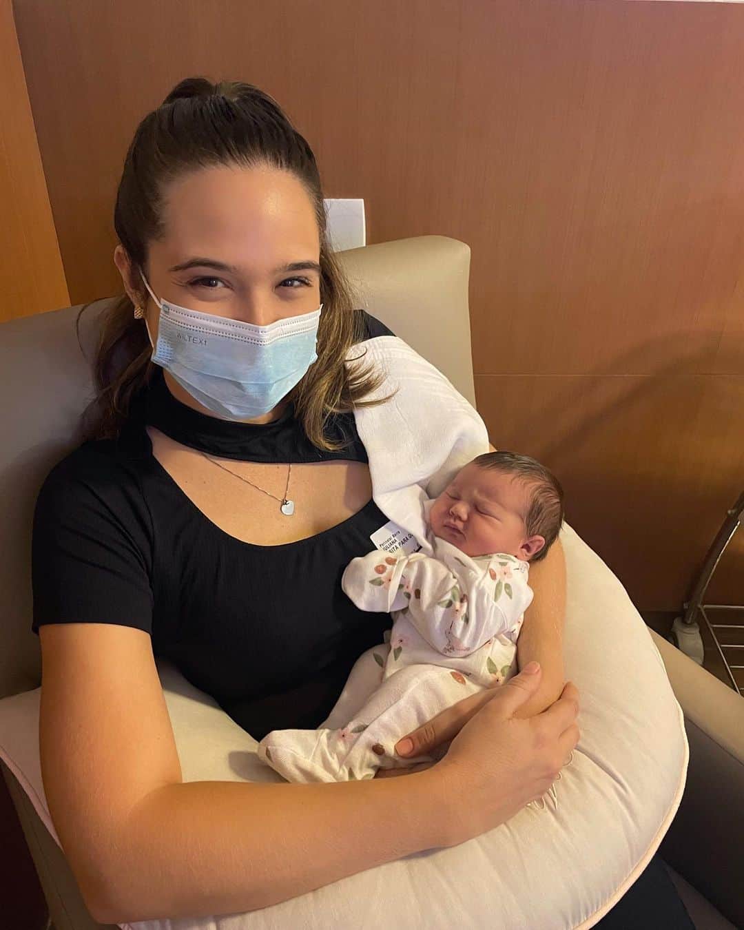 ジュリアナパイヴァのインスタグラム：「Nesse final de semana chegou a linda Alice! Filha de uma grande amiga minha! É incrível presenciar o milagre, a chegada de um novo ser, os pais ocupando os seus lugares e o movimento da vida que corre veloz e pra frente! Deus é maravilhoso! Que o amor transforme e invada os corações! Bem vinda pituquinha, o mundo é seu!💖🙌🏼✨💫」