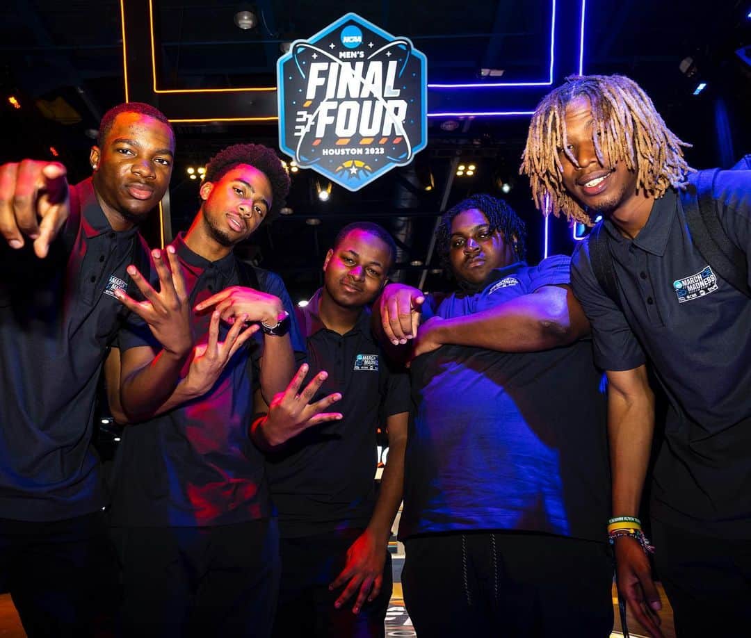 Barack Obamaさんのインスタグラム写真 - (Barack ObamaInstagram)「Some of the young men in our @MBK_Alliance program were part of the behind-the-scenes action during this year’s @MarchMadnessMBB Final Four. From talent relations to production management, they had an opportunity to shadow the experts and get hands-on experience running one of the biggest events in college sports. The future is bright for this group.」4月4日 5時02分 - barackobama
