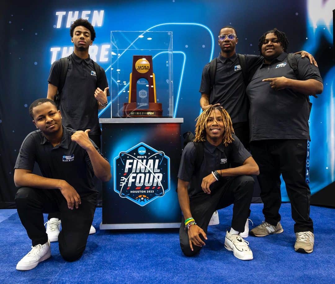 Barack Obamaさんのインスタグラム写真 - (Barack ObamaInstagram)「Some of the young men in our @MBK_Alliance program were part of the behind-the-scenes action during this year’s @MarchMadnessMBB Final Four. From talent relations to production management, they had an opportunity to shadow the experts and get hands-on experience running one of the biggest events in college sports. The future is bright for this group.」4月4日 5時02分 - barackobama