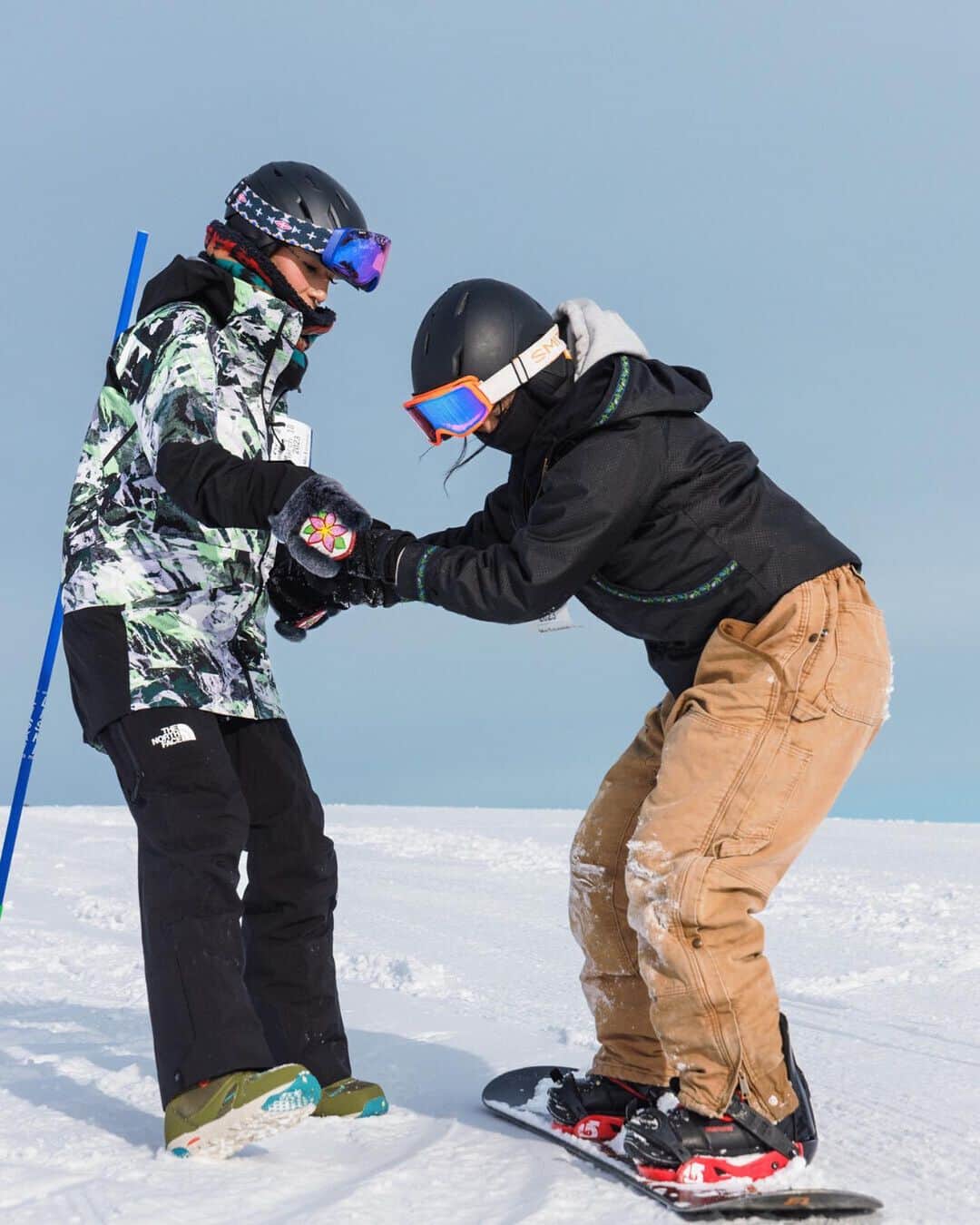 Smithのインスタグラム：「Native Youth Outdoors hosted a snowboard clinic in Fairbanks, AK and it was awesome 👏   Over 30 Native youth took to the slopes at @skilandalaska to work on snowboard skills and technique. The clinic was a huge success, and everyone who came out advanced quickly.   A huge thank you goes out to the instructors and sponsors who made this event possible:  @iron.jody @quannah.rose @acosia_ @itscherokeejack @callancs @trill_grill_ @fairbanksnativeassociation @thenorthface @skilandalaska  Photography courtesy of @emelex」