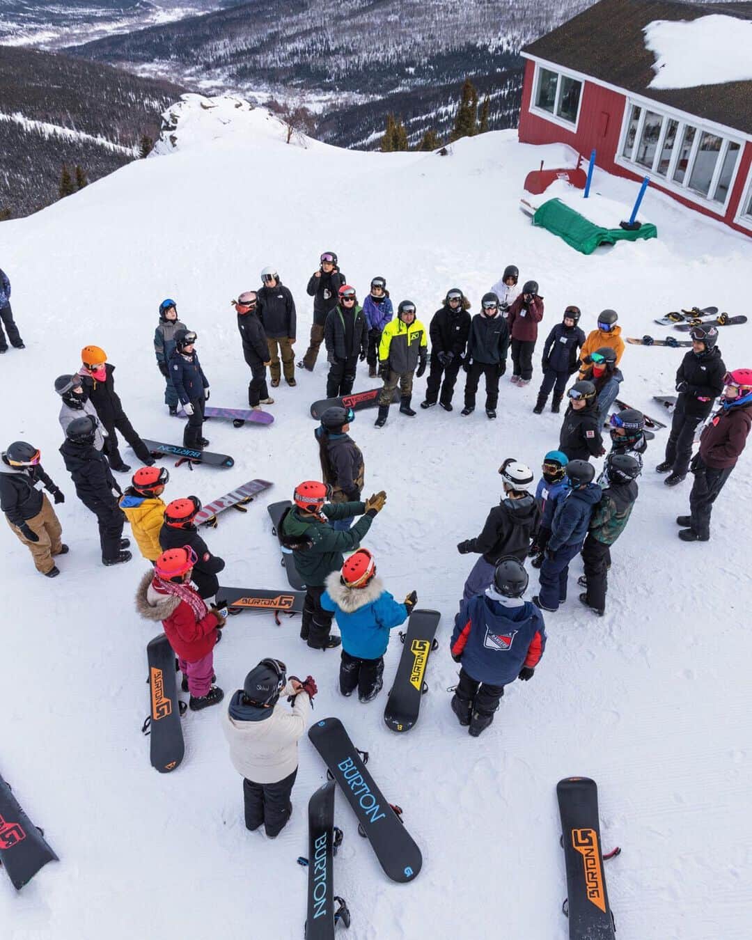 Smithさんのインスタグラム写真 - (SmithInstagram)「Native Youth Outdoors hosted a snowboard clinic in Fairbanks, AK and it was awesome 👏   Over 30 Native youth took to the slopes at @skilandalaska to work on snowboard skills and technique. The clinic was a huge success, and everyone who came out advanced quickly.   A huge thank you goes out to the instructors and sponsors who made this event possible:  @iron.jody @quannah.rose @acosia_ @itscherokeejack @callancs @trill_grill_ @fairbanksnativeassociation @thenorthface @skilandalaska  Photography courtesy of @emelex」4月4日 5時12分 - smithoptics