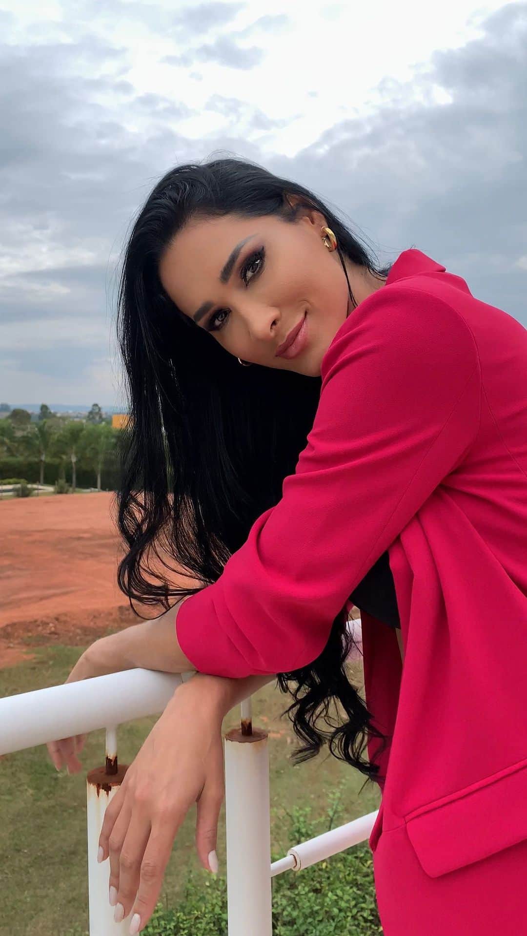 ジャケリネ・カルバリョのインスタグラム：「Ela faz o clip dela🤭❤️ O Blazer é vermelho ou é rosa? O que vc vê?🤭  #reels」
