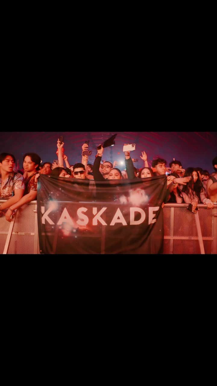カスケイドのインスタグラム：「@beyondwland was a non-stop party with the #WestCoastMassive! We felt the mad love ❤️ and gleaming smiles.」