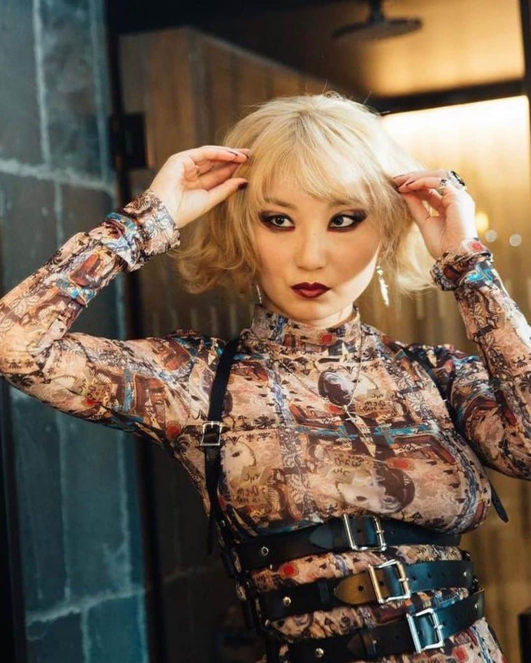 ZANA BAYNEのインスタグラム：「POPPY IN BLACK LEATHER 🌹 @poppyrepublic wears the Francesca Harness & Mini Choker Bag for #deadringers press, styled by @arieltunnell」