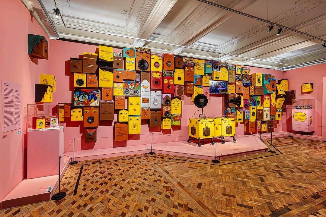 osgemeosのインスタグラム：「Nossos Segredos no @ccbbbh quem estiver em #BeloHorizonte ❤️ #retrospectiva #osgemeos」