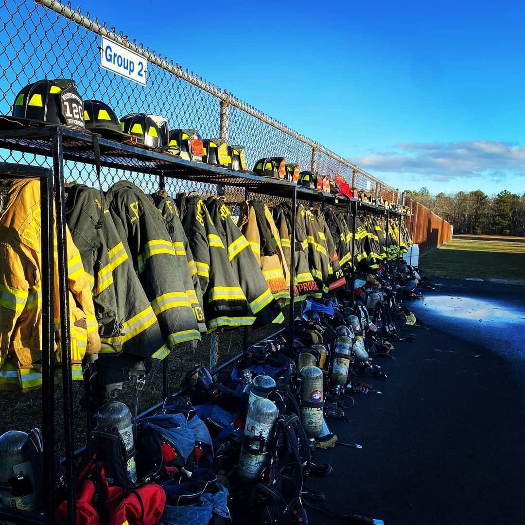 ジョニー・リー・ミラーのインスタグラム：「Gear on the racks before class drills.」