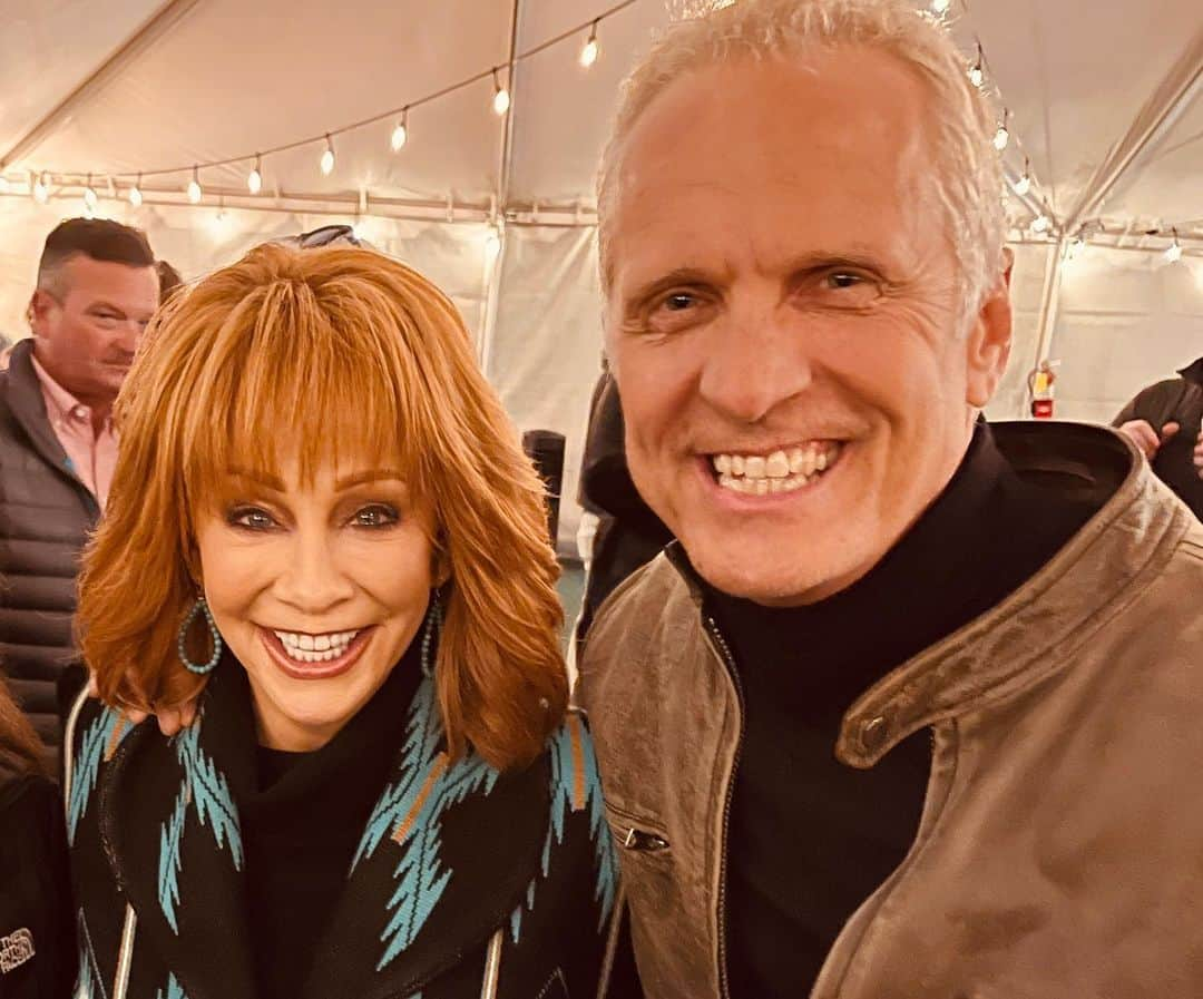 パトリック・ファビアンのインスタグラム：「I was #ReverendYummypants on #REBA years before I donned the #HamlindigoBlue on @bettercallsaulamc, but on Saturday Night @hollywoodbowl, @reba brought @melissapeterman @rheaseehorn , #JonathanBanks & @rexlinn13 & more together and blew the roof off with an awesome show.  Thank you, @reba! #Hollywoodbowl #ShowbizFun #ILoveLA」