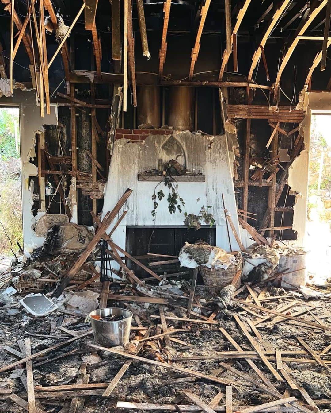 カテリーナ・スコーソンのインスタグラム：「Hello friends ❤️ (cw: fire/loss) A couple of months ago my house burned down. While getting my kids ready for bed and finishing bath time, smoke began to seep up through the grout around the tub. When I looked down the hallway a river of thick black smoke had already formed and was filling the house. One thing about fires: they happen fast. I had about two minutes to get my three kids out of the house, and we escaped with less than shoes on our feet. But we got out. And for that I am eternally grateful.  Heartbreakingly, we lost all four of our pets. We are still sitting with that loss, but we are lucky we got to love them at all.   This is not a post about a fire. This is a post about community. This is a love letter to the incredible people that showed up and the incredible ways that they did. Thank you to the firefighters and the investigators (thank you Trey!) Thank you to my neighbor who answered our frantic knocks at her door. Thank you to the parents at my kids’ school who sent toys and books, my friends at @greysabc and @shondaland who sent clothing and supplies, my sisters who flew in to handle logistics so that I could be with my kids. Thank you to my team who made everything easier.   What we learned is that the only thing that matters are the people (and beings) that you love. The only thing that matters is community. We would not be here without it and we are so grateful. Thank you.   Here are some photos to honor the space we once called home, to say goodbye to the animals that loved us so well, and to celebrate that we have the only thing we ever really needed: each other. -Love, Caterina ❤️」