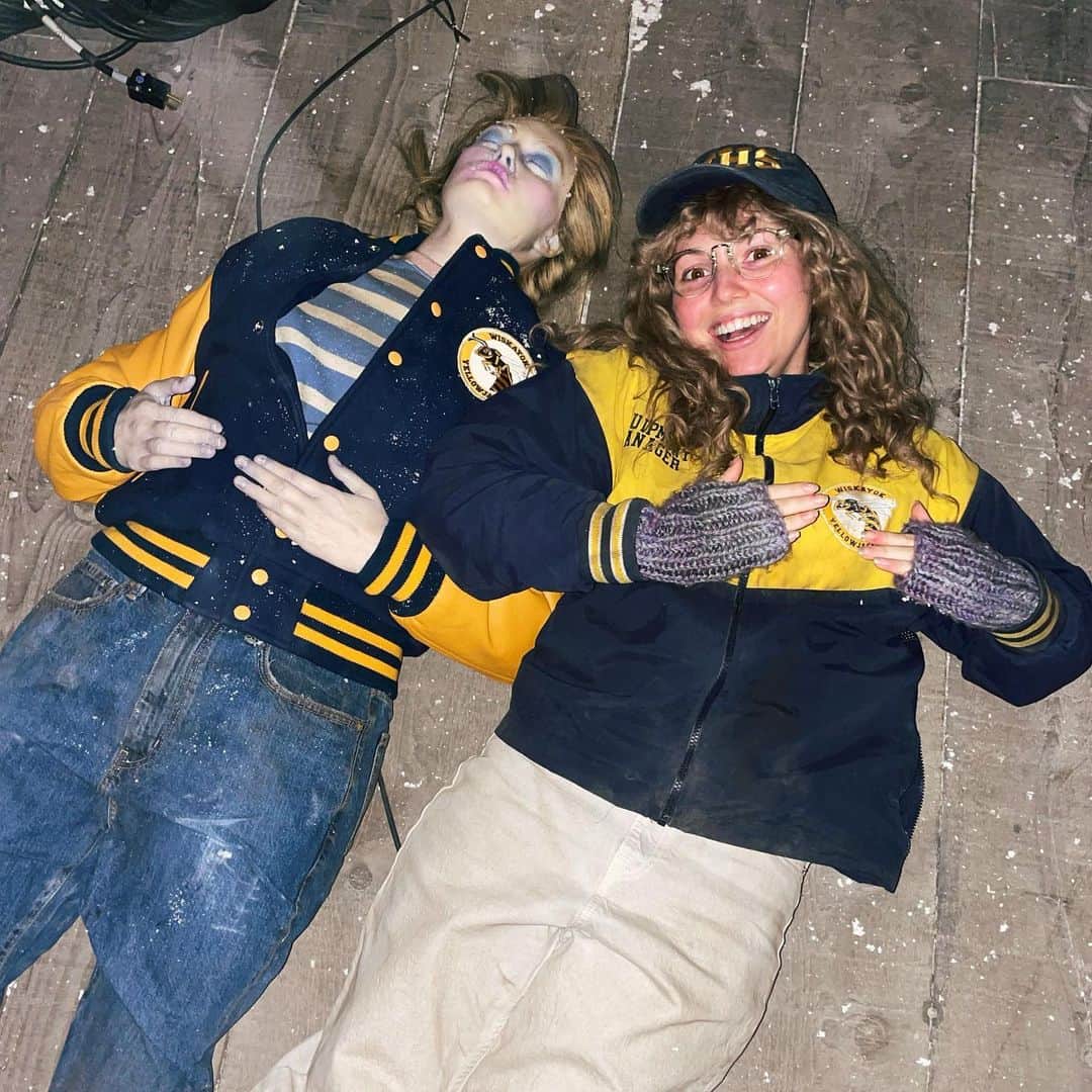 サミー・ハンラティのインスタグラム：「Episode 2! A very light and happy episode right?? WARNING ⚠️ SPOILERS AHEAD!   #yellowjackets #bts #MFQ #yellowjackets🐝 #showtime」