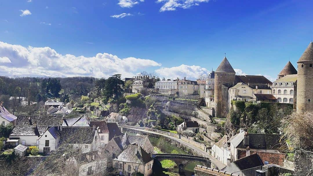 Les sens cielのインスタグラム：「フランスのディジョン方面の集落へ来ています🇫🇷 このあとサンテミリオン→サンセバスチャンへ移動する予定です〜！」