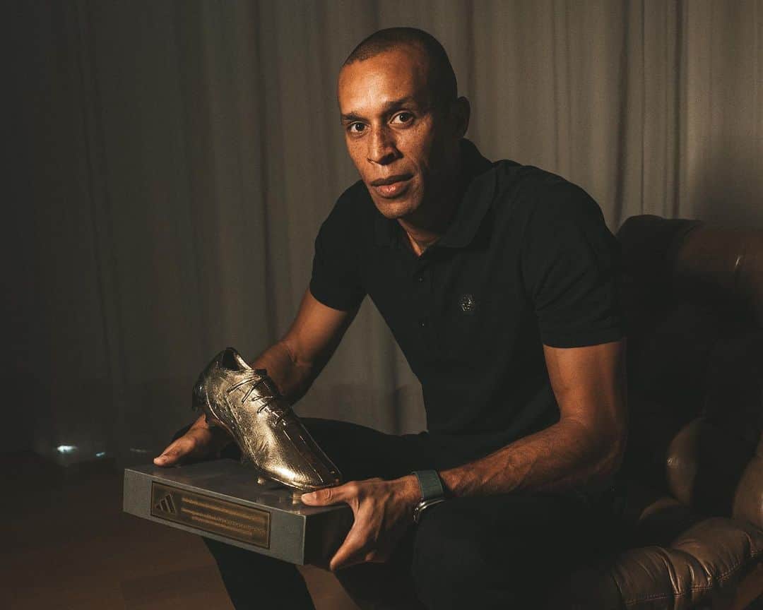 ミランダのインスタグラム：「Uma linda surpresa. Obrigado, @adidasbrasil , pelo reconhecimento e por tantos anos caminhando junto comigo 👊🏽  📸 Edson Junior / @ligaagencia」