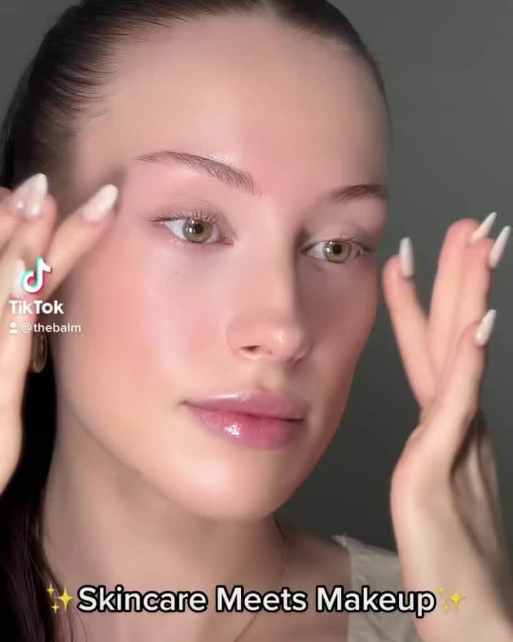 the Balmのインスタグラム：「#NEW 🚨 Shop the Ray of Light Bundle for only $38 USD ⭐️ Mix our NEW Face Oil Glow with our OG Highlighter, Mary-Lou Manizer for the perfect dewy glow.   Get ready to glow from the inside out! What’s inside the bundle? 👇  🤍 Face Oil Glow $25: Our special blend of Squalane & Abysinnian Oil will provide the ultimate tune up in hydration and soothing benefits.  🤍 Mary-Lou Manizer $24: Our highlighter, shadow and shimmer rolled into one diffuses light so your skin looks softer and younger while adding a subtle glow.」