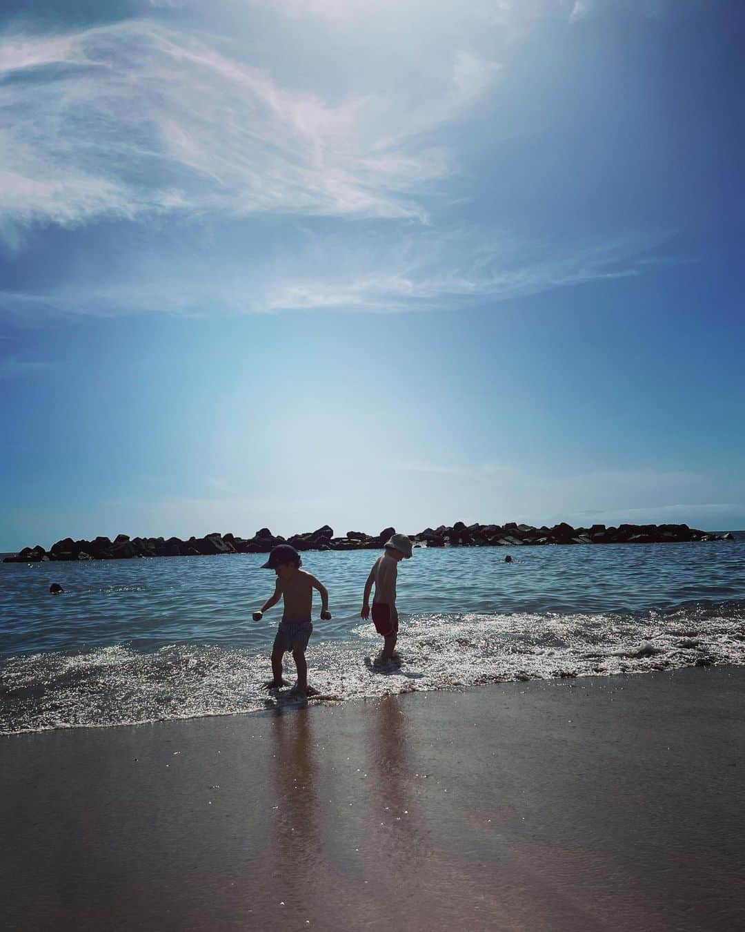 キャット・ディーリーのインスタグラム：「Looks like we made it ….」