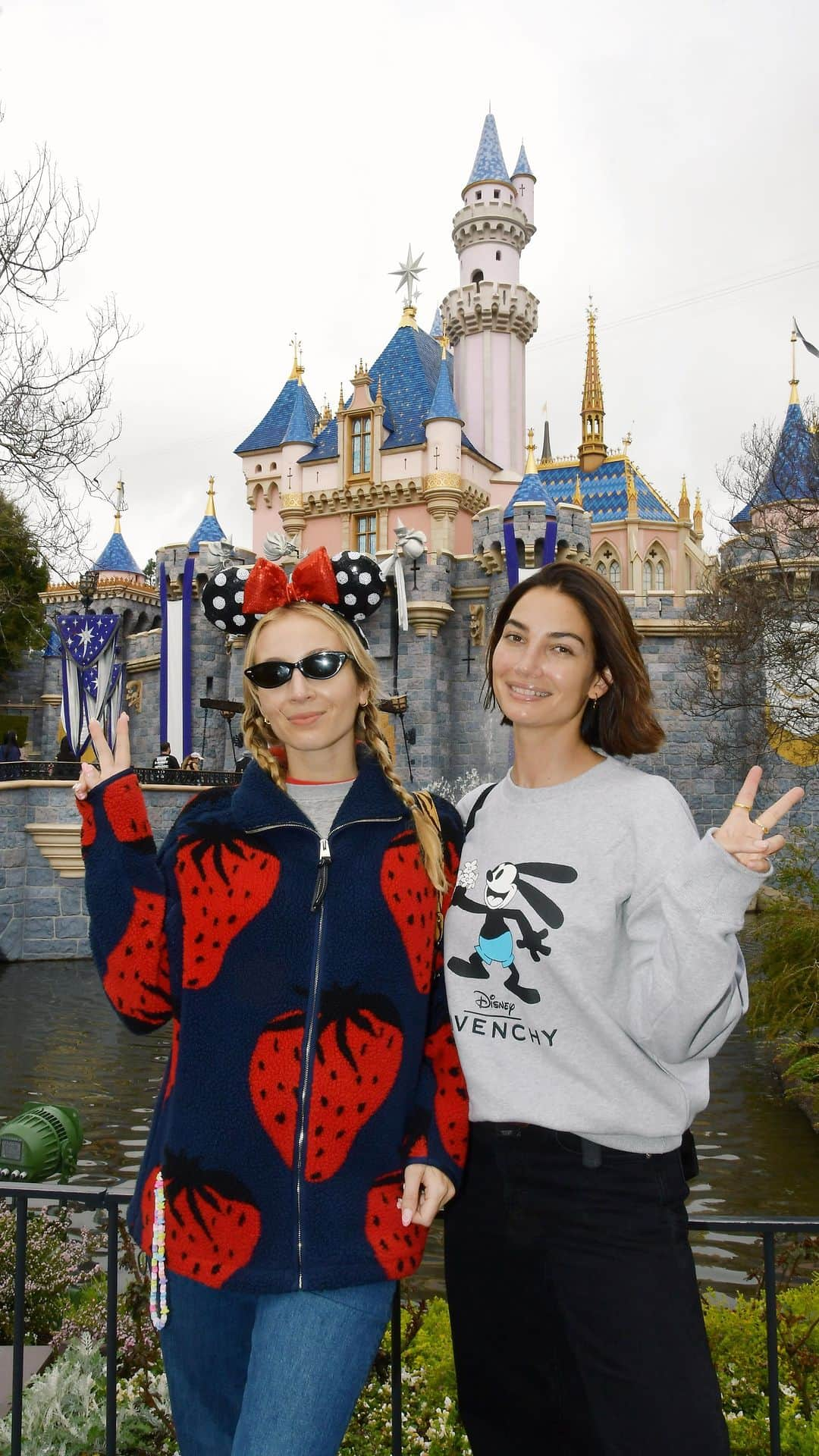 リリー・オルドリッジのインスタグラム：「Just Two Besties having a Magical Day ✨🥰🫶」