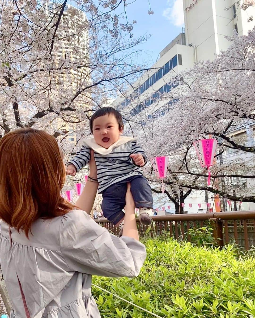 まあみさんのインスタグラム写真 - (まあみInstagram)「. . おはようございます🌞 今年はお花見にたくさん行く事ができて嬉しい🌸 またさくらシリーズ小分けで載せます🤲🌸  大好きだよ、愛してるよ、ママの宝物だよ、 生まれて来てくれてありがとう♥️  この魔法の言葉は毎日100回は言ってる🤭  ニコニコしてくれてたまらんのよ☺️  さくらと息子👶🏻🌸  . . #さくら#桜#お花見#花見スポット #目黒川#赤ちゃんのいる生活  #令和4年ベビー#男の子ママ #生後4ヶ月#11月生まれ #推しが尊い#新米ママ#🤴 #親バカ#親バカ部ig_baby」4月4日 6時20分 - maami_1125