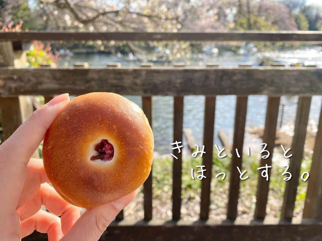 吉野史桜さんのインスタグラム写真 - (吉野史桜Instagram)「おっはよーございまーす！！🎉 本日、4月4日はあんぱんの日！  今年もあんぱんの申し子、 吉野史桜がお知らせします！😆✨  みんな、あんぱんの準備はいいかな〜？？🤤  今年のあんぱんキャッチコピーは 『きみといると　ほっとする。』  選ばれた作者の吉野史桜さんは、 「わたしも可愛らしく温かい あんぱんのような存在でありたいです。」 とコメントをくださいました🙌  (※前年は『てのひらにあんぱんを。」)  さぁさぁ、今日はあんぱん食べて元気にまいりましょ〜🥳  #あんぱんの日 #4月4日はあんぱんの日」4月4日 6時26分 - shionyoshino