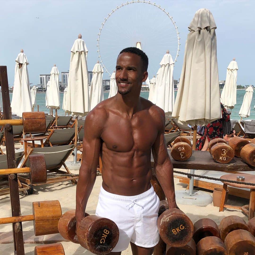 スコット・シンクレアのインスタグラム：「…Eat healthy, lift weights and get shredded..!!」