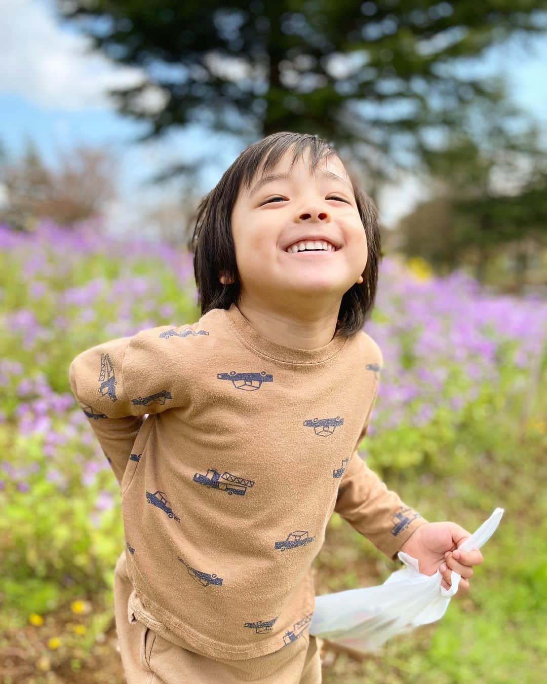 涼紫央さんのインスタグラム写真 - (涼紫央Instagram)「春休みももうすぐおわり。 たくさん遊びました。 もう使用してない線路跡に大興奮！ #3歳」4月4日 6時35分 - toitoitoi
