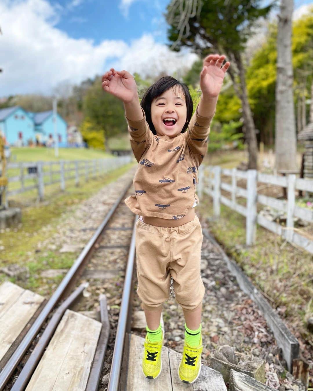 涼紫央さんのインスタグラム写真 - (涼紫央Instagram)「春休みももうすぐおわり。 たくさん遊びました。 もう使用してない線路跡に大興奮！ #3歳」4月4日 6時35分 - toitoitoi