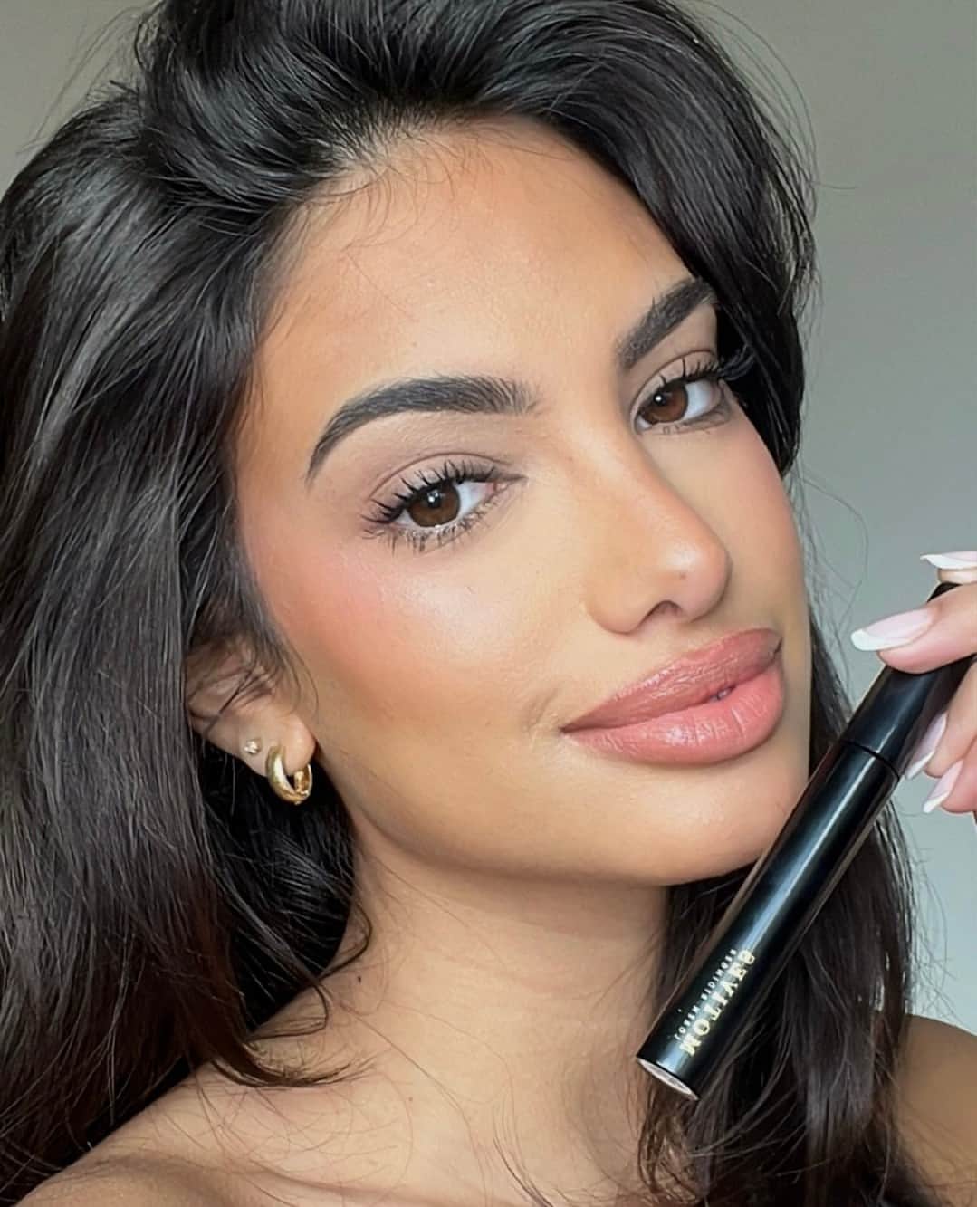 Motives Cosmeticsのインスタグラム：「What's your best tip for achieving the best lashes? ⁠ ⁠ We'll start > our Fiber Lush Mascara 😍⁠ ⁠ ⁠ #lashes #makueptips #lashout」