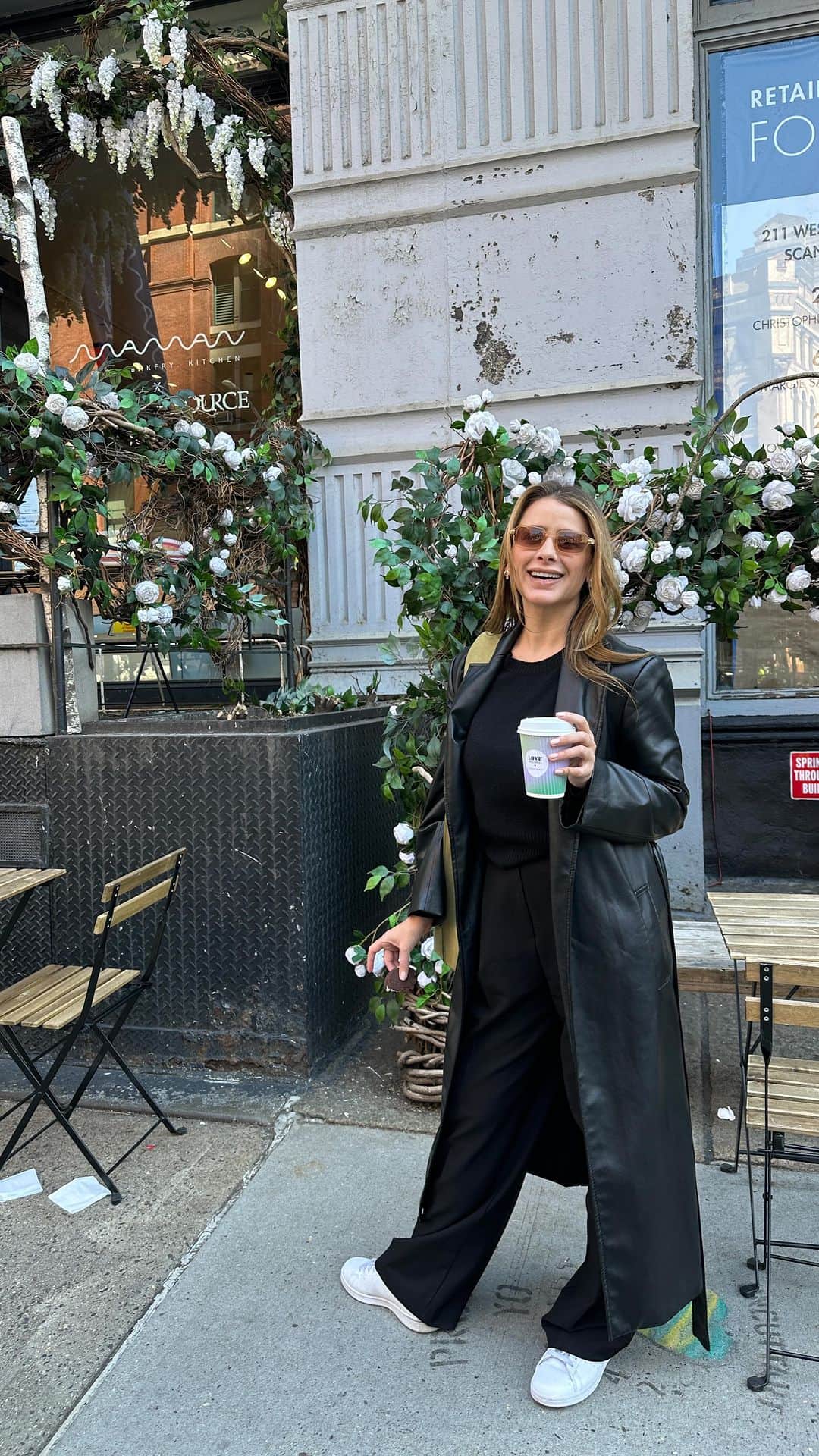 ロー・ボスワースのインスタグラム：「Soooo see you guys at @_mamannyc_ ?!🍵 💚 I am so excited to announce that for the month of April, @lovewellness is partnering with our friends at @_mamannyc_ on a custom to-go cup and limited edition drink. Introducing our V HEALTHY MATCHA LATTE, a golden milk almond matcha latte made with immune boosting spices like turmeric & ginger and just a hint of sweetness from maple syrup. This delicious and nourishing drink comes dusted with a sprinkle of cinnamon & is available hot or iced (and trust me it is SO good)  🍵 TOMORROW, APRIL 4TH, at each participating location, we’re giving away 25 V HEALTHY MATCHA LATTES to start their day! *limited availability while supplies last on 4/4 only. this offer is exclusive to our maman soho, tribeca, university, ues, & uws locations where our lattes will be sold until April 30th!  Can’t wait for you all to try this incredible drink!」