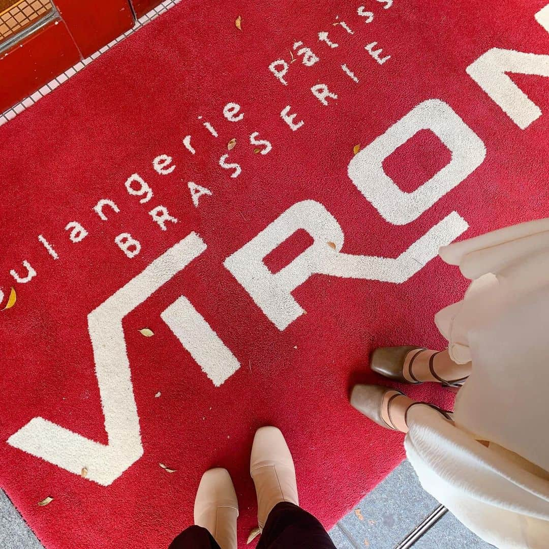 吉田麻衣子さんのインスタグラム写真 - (吉田麻衣子Instagram)「ちーちゃんと　 @viron_brasserie  に行って来ました❤️☕️  とても人気で1時間以上外で待たされ、身体が冷え切りました🥹  お料理は美味しく 素敵な雰囲気のお店❤️  ちーちゃんが誕生日プレゼントくれたよ🎁💓  #viron丸の内  #viron #cafe #cafestagram  #influencer  #model #tokyo  #marunouchi  #instagood  #instalike  #instafollow  #instahappy #ブラッスリーviron丸の内  #カフェ #テラスランチ #東京 #丸の内」4月4日 7時05分 - maiko.yoshida