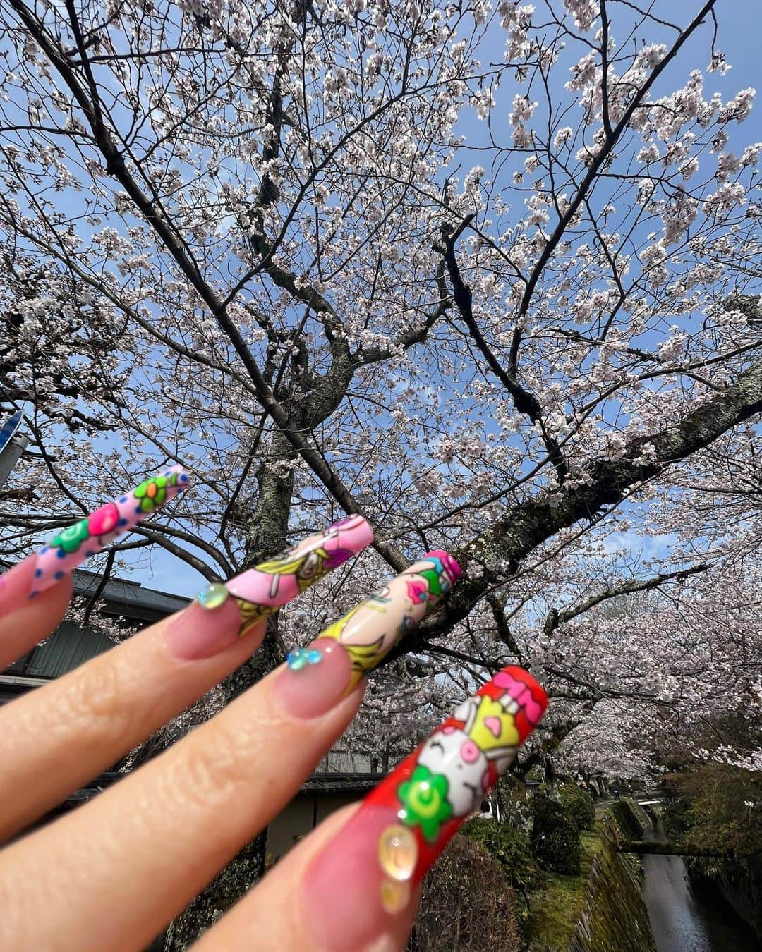 Mei Kawajiriさんのインスタグラム写真 - (Mei KawajiriInstagram)「Couple anime nails 物語 for japan trip ♥︎🇯🇵♥︎ #ご近所物語 #化物語 🌸💕 Ai Yazawa ,you are my childhood dream♥︎🌸💕❤️💓♥︎🍒🫐🍓」4月4日 7時08分 - nailsbymei