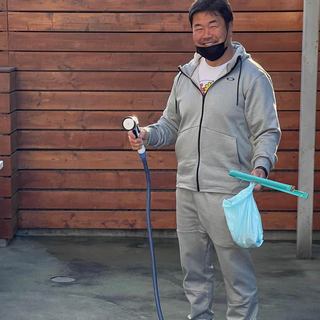 北斗晶さんのインスタグラム写真 - (北斗晶Instagram)「お父さんの 朝の庭掃除💩  我が家の花梅田鈴は NOゲージの放し飼い なので、トイレは庭に出て行って💩💩💩  大体、その子その子で用を足す場所は決まってるけど。  綺麗好きのうちのお父さん😊 毎朝、お散歩の後に綺麗にお掃除するのが日課。  毎日、綺麗にしてくれて有難う😊💕  #庭のお掃除  #毎日の日課  #綺麗好きなお父さん  #花梅田鈴  #ブルドック  #フレンチブルドッグ」4月4日 7時12分 - hokutoakira_official