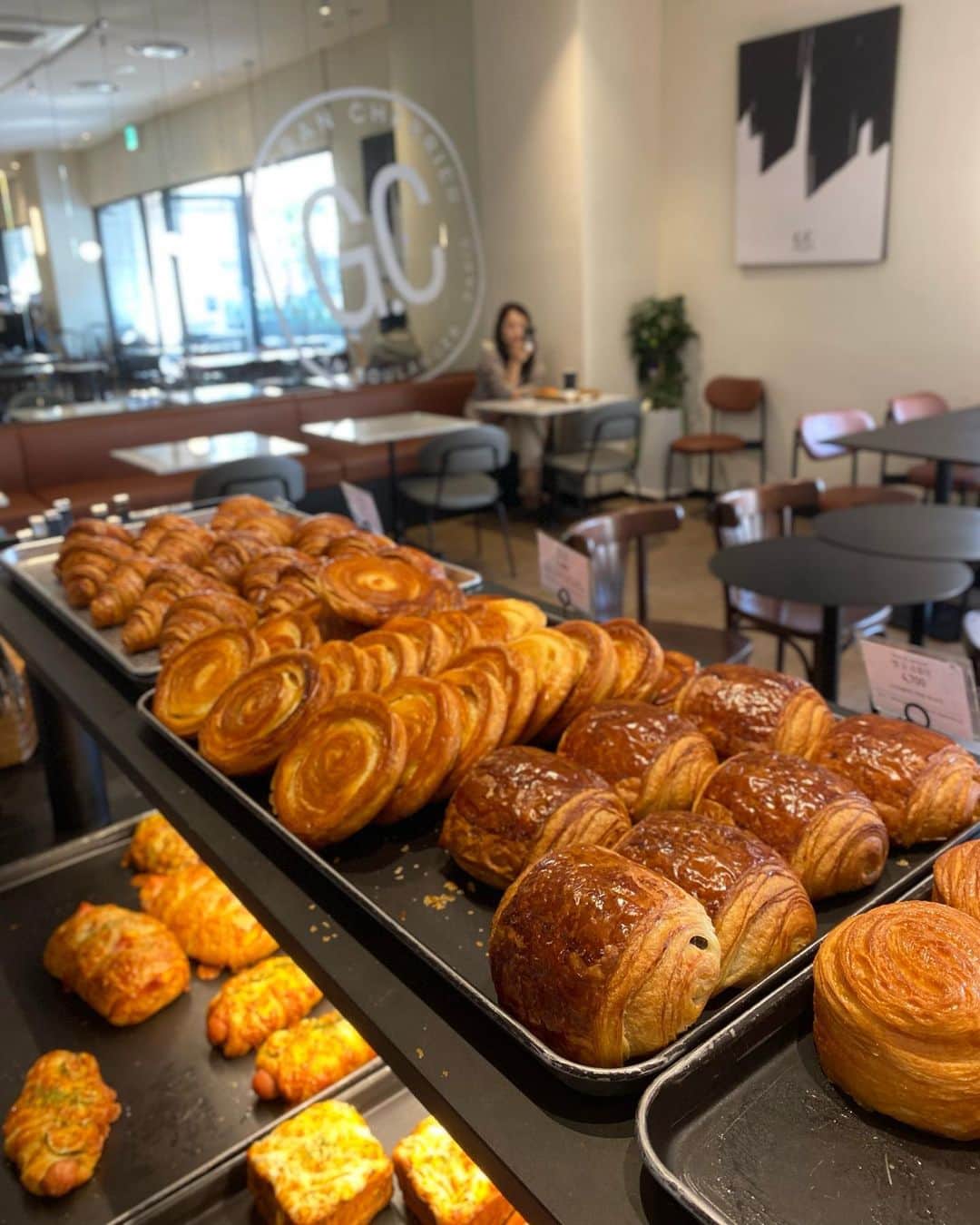 karen okajimaさんのインスタグラム写真 - (karen okajimaInstagram)「🇰🇷🥖  普段あんまりパンってしょっちゅう 食べないけど、韓国のパンは 美味しいしかわちいから ついつい毎日食べちゃった💗  韓国のパンは大きくて食べ応えありまくり！！ パリが本店で、ここは東京にも店舗あるらしす〜 韓国25度もあって暖かかった〜☀️  🥖#GontranCherrier  #gcBlackHOUSE #韓国旅行 #韓国女子旅 #おかじ旅行記 #okaji_soul」4月4日 18時25分 - karenokajima0318