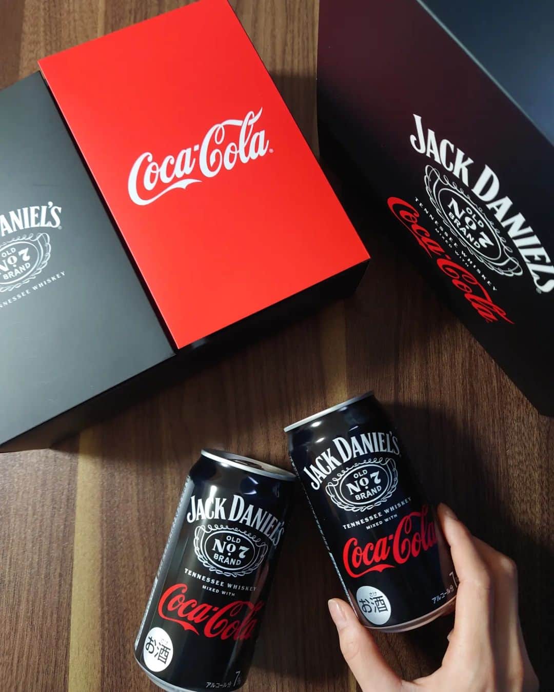 一ノ瀬奈々のインスタグラム：「． ． ． ジャックダニエルとコカ・コーラの豪華コラボ商品！ ( @jackandcoke_jp ) 発売日よりちょいとお先にいただいたので飲んでみた！ ． すっきりコーラと共にくるジャックダニエルの香りかたまらん。 アルコール7％と飲みやすさ抜群でした✧⁠◝⁠(⁠⁰⁠▿⁠⁰⁠)⁠◜⁠✧ レモンも入れてさらにさっぱりしてもよき！ ． 見た目もかっこいいし、居酒屋でもこのまま提供してくれて全然ありです、うん(⁠☞ﾟ⁠∀ﾟ⁠)⁠☞ ． 4月10日より全国発売！ ． ． #ジャックコーク誕生 #カンペキな味わい #jackandcoke #bornready #お酒は20歳になってから #宅飲み #お酒好き #コカコーラ #ジャックダニエル #ウイスキー #お酒 #新発売 #フリーモデル #企業モデル #広告モデル #撮影モデル #サロンモデル #一ノ瀬奈々 #車好きな人と繋がりたい #MAZDA #猫好き #車好き #photo」