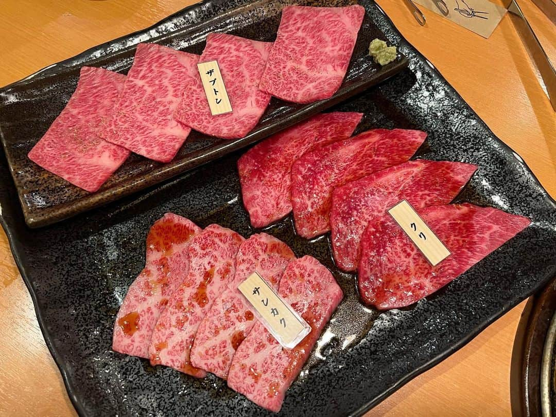 松林裕香さんのインスタグラム写真 - (松林裕香Instagram)「🇯🇵 大好きな焼肉屋さん。 不動前にあるしみずさん。  タンに目がない私🥹  やっぱりここのタン好きなんだよなあ。  久しぶりに行ったけど、 改めて通おうって思った！  【注意点】 厚切りタンはお席の予約時に頼んでおかないと当日注文は受け付けてないから注意。 そしと、厚切りタンを頼む場合は 希少部位3種盛り・4種盛り・5種盛りのいずれかを人数分頼まないといけない。 そして、それらを頼んだ場合、お店に来られなかった場合は料金がかかります！  #焼肉しみず#焼肉#牛タン#東京グルメ」4月4日 18時18分 - yukapiano_